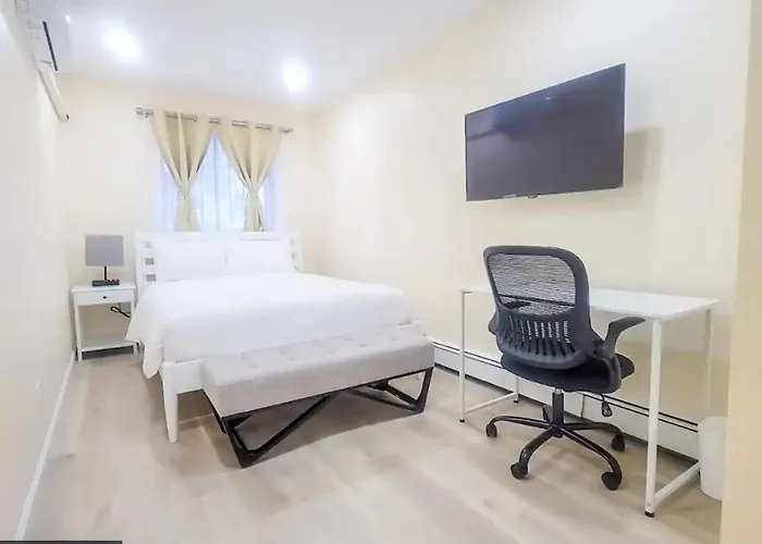 Chic Flushing Retreat, Newly Renovated Suites For Short Term Stays