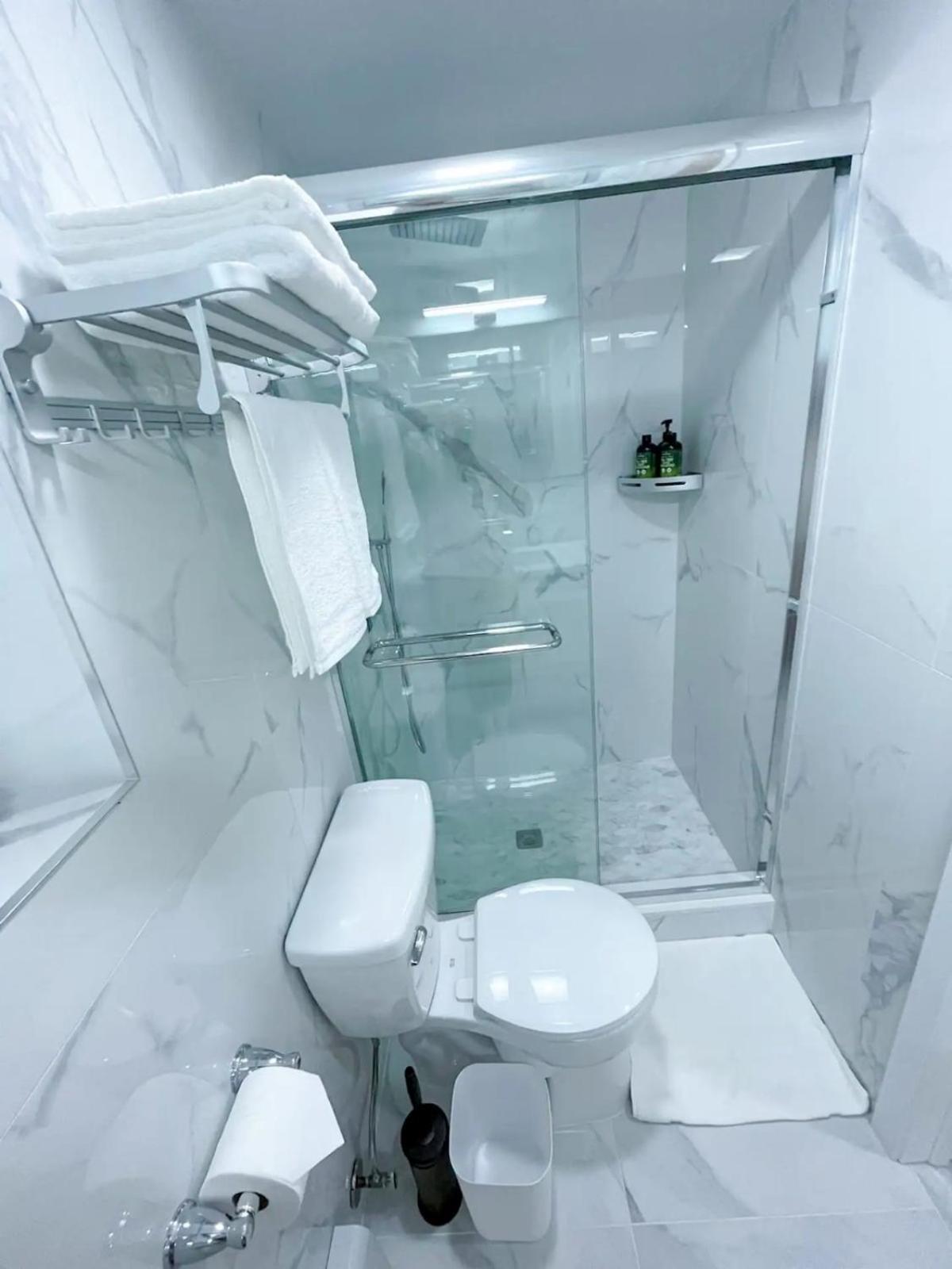 Chic Flushing Retreat, Newly Renovated Suites For Privatunterkunft New York